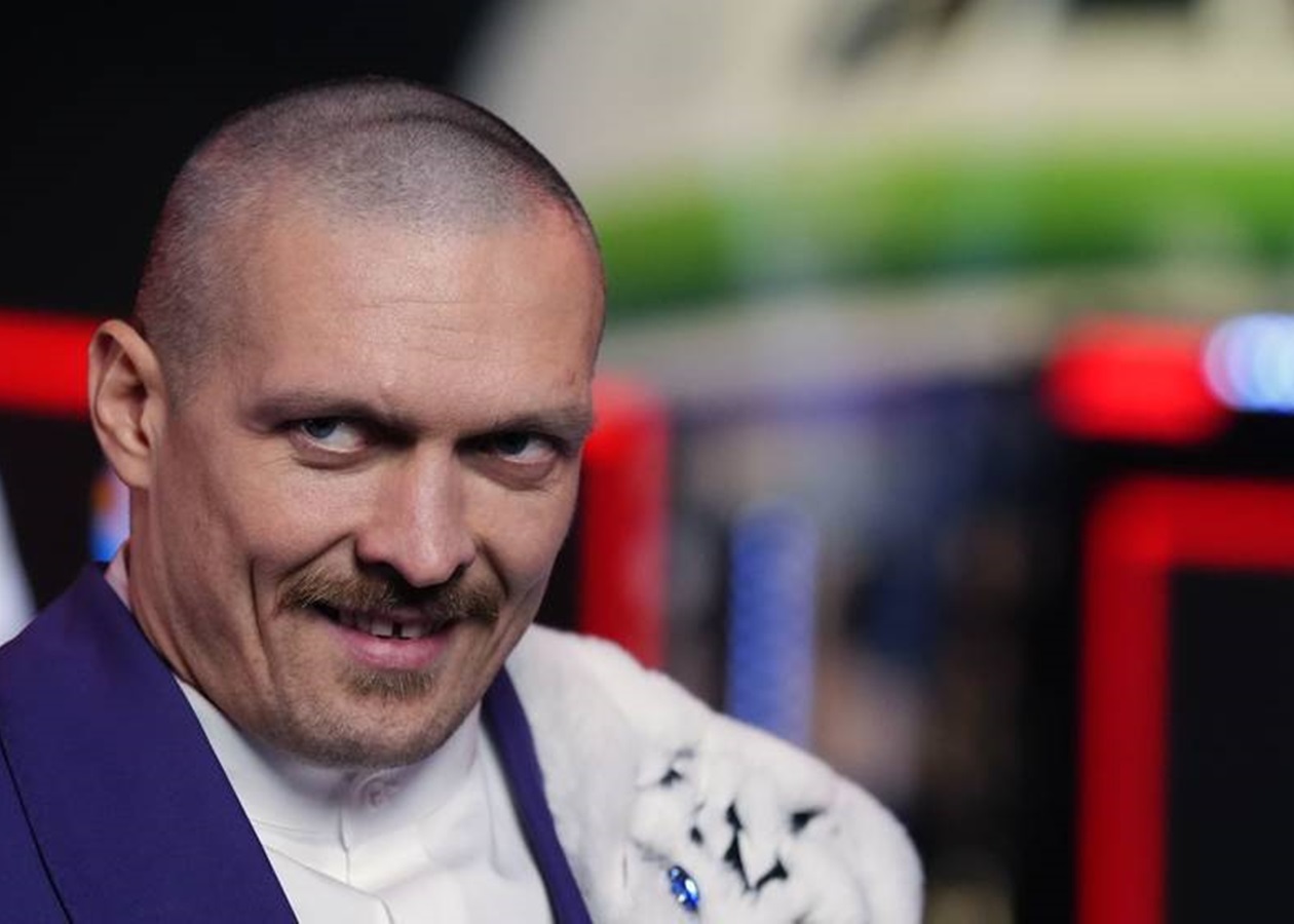 Усик заінтригував плакат про битву з несподіваним суперником