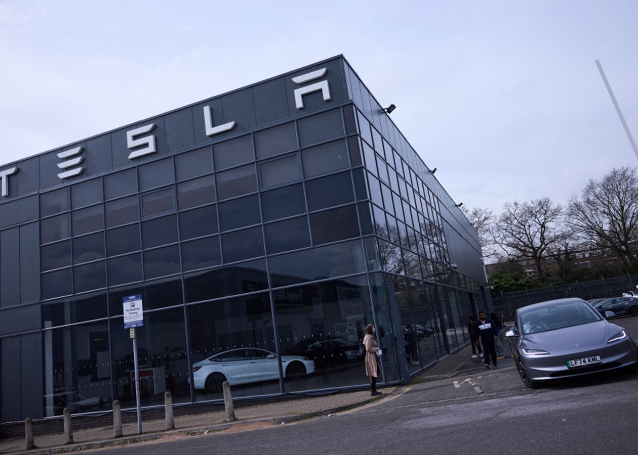 Акції Tesla втратили рекордні 36%