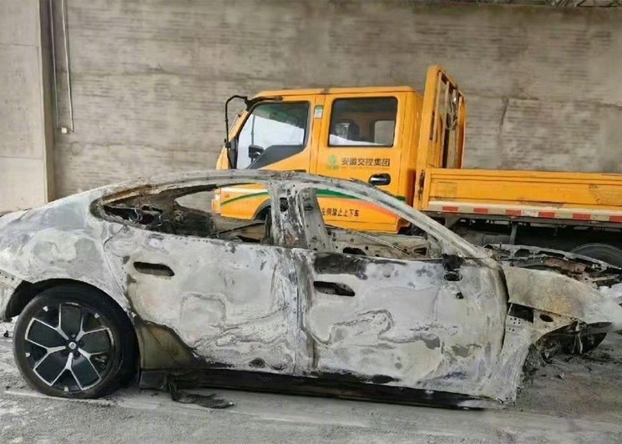 Акції Xiaomi впали після аварії з його електричним автомобілем