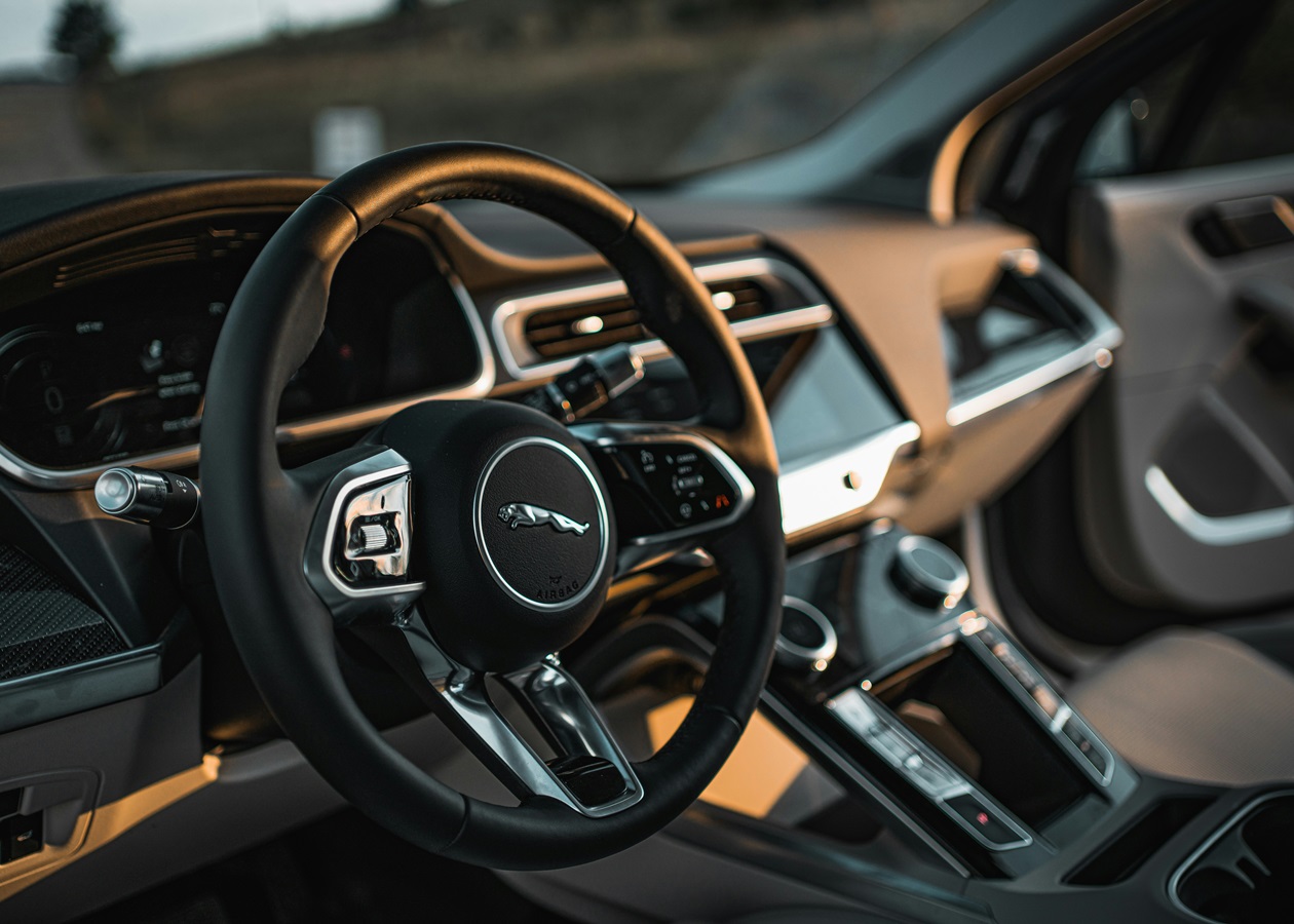 Jaguar Land Rover підписує експорт до США через обов'язки Трампа
