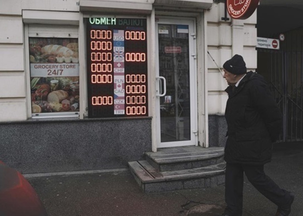 Долар і євро дешевше на початку тижня