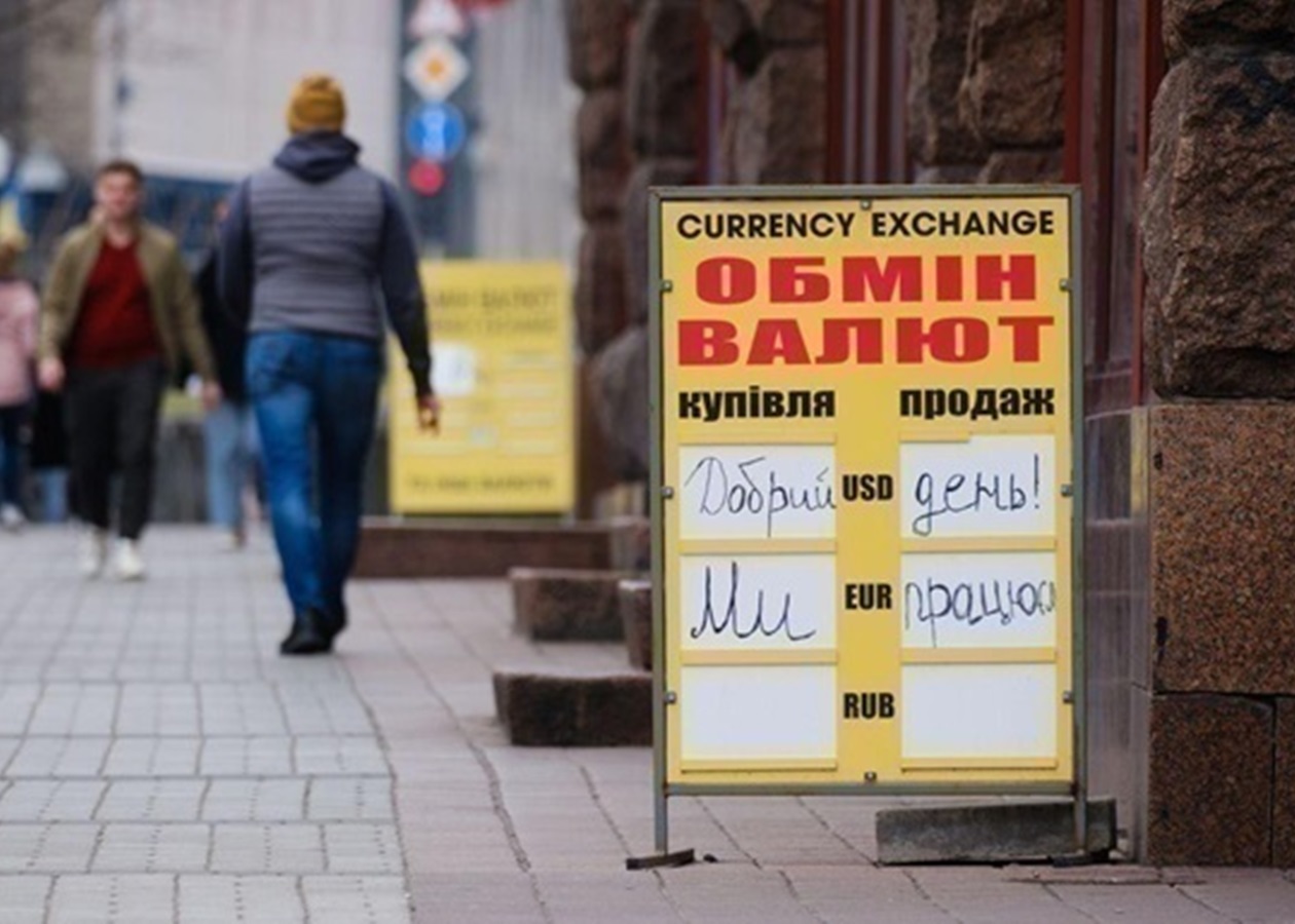 У обмінниках падіння долара та євро триває