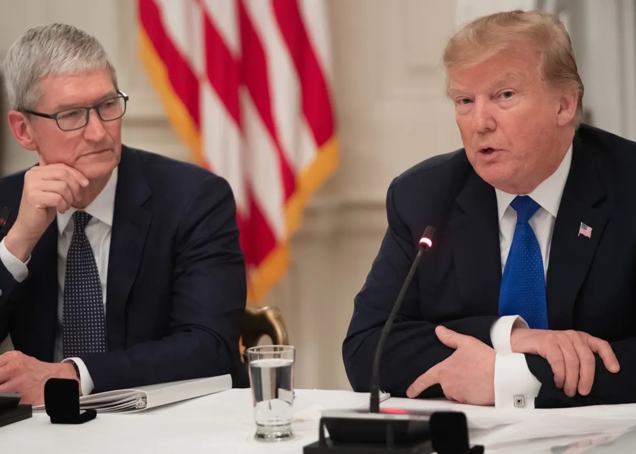 Трамп особисто сказав Тіму Куку, що він не хоче виробництва Apple в Індії