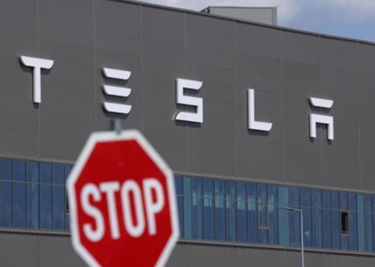 Продаж Tesla у квітні впав на 49% - ЗМІ