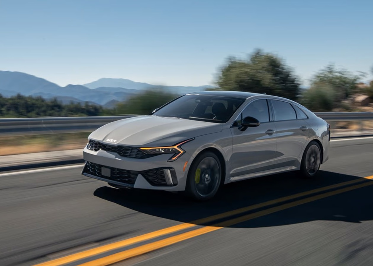 Kia згадує тисячі K5 через програмне забезпечення з "корейською логікою"