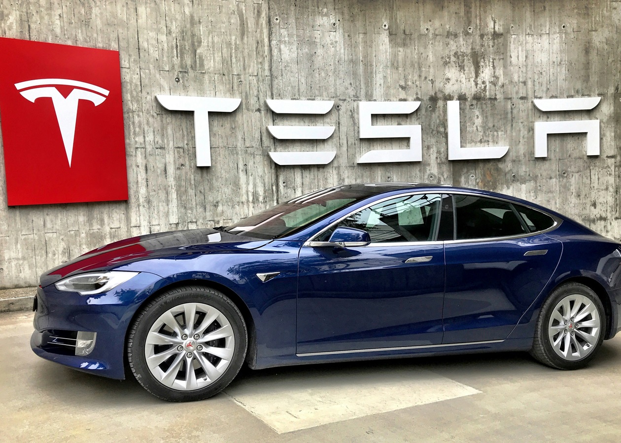 Акції Tesla підпадають на тлі суперечки з Трампом