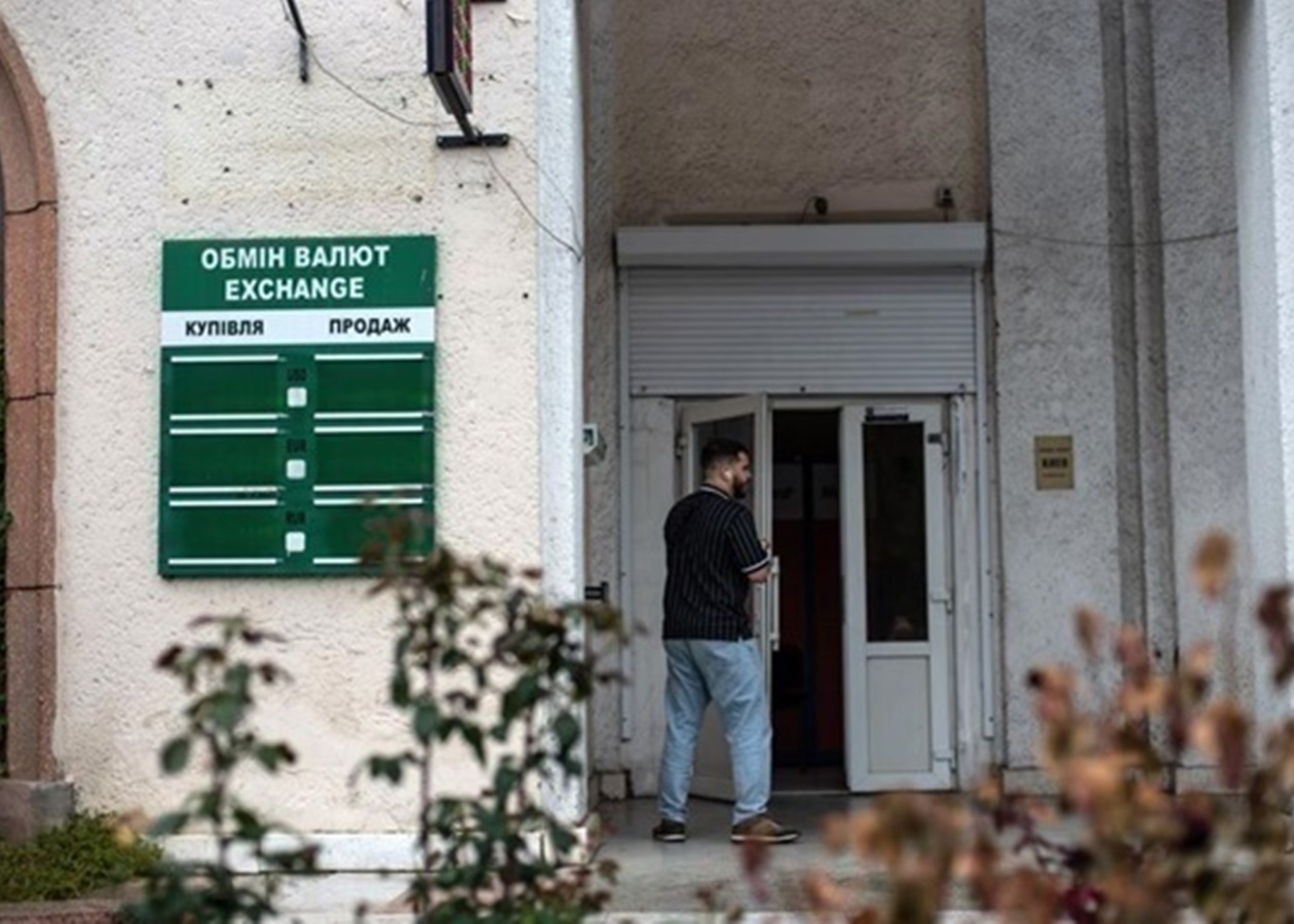 Долар і євро відійшли від рекордних цінностей