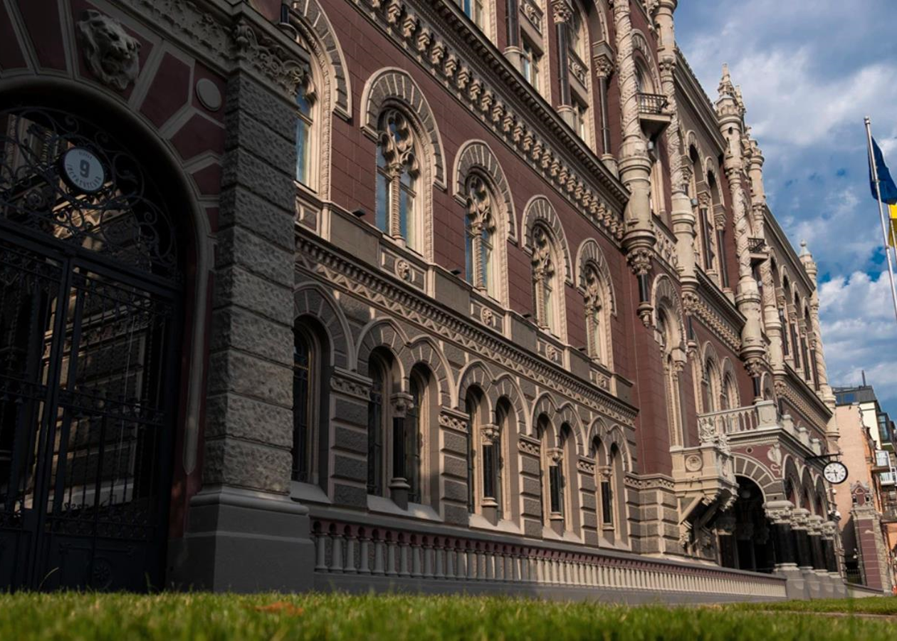 NBU оштрафував два банки та 21 фінансову компанію