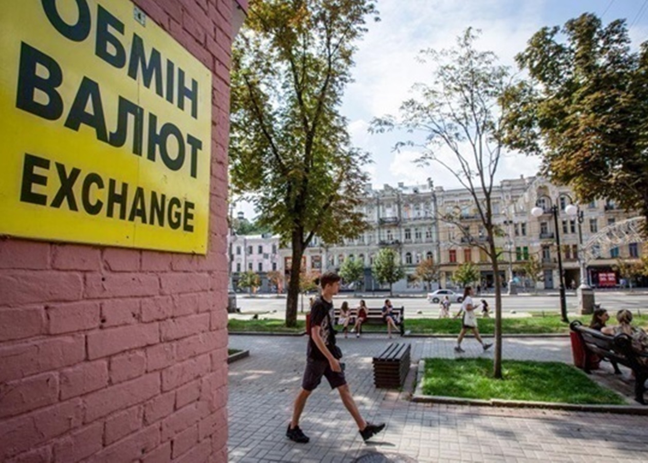 Українці втрачають відсотки до долара