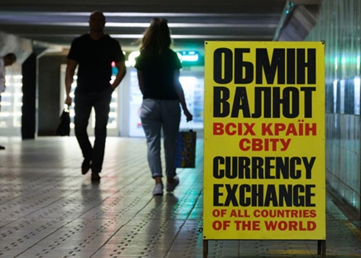 Обміни долара та євро в обмінниках