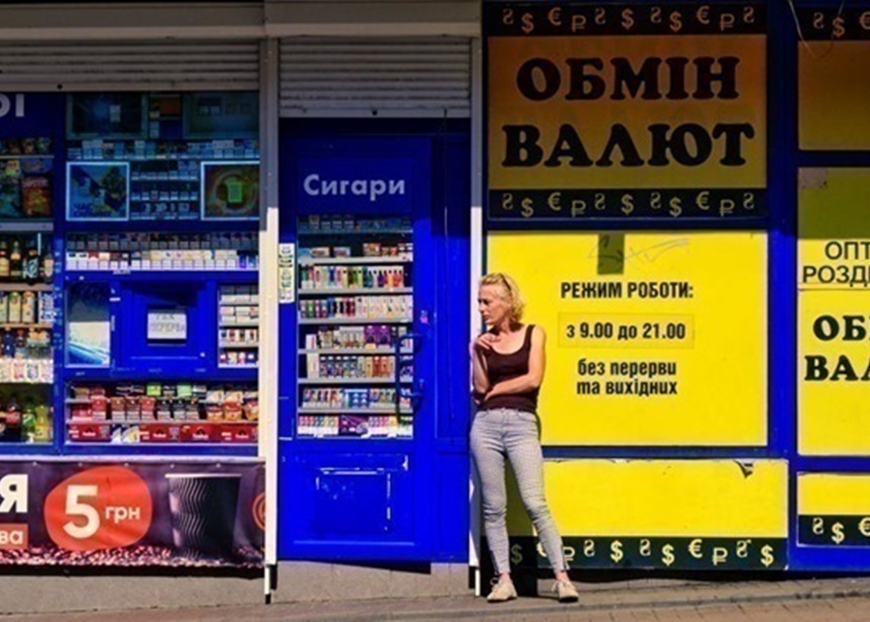Долар і євро впали в обмінних балах