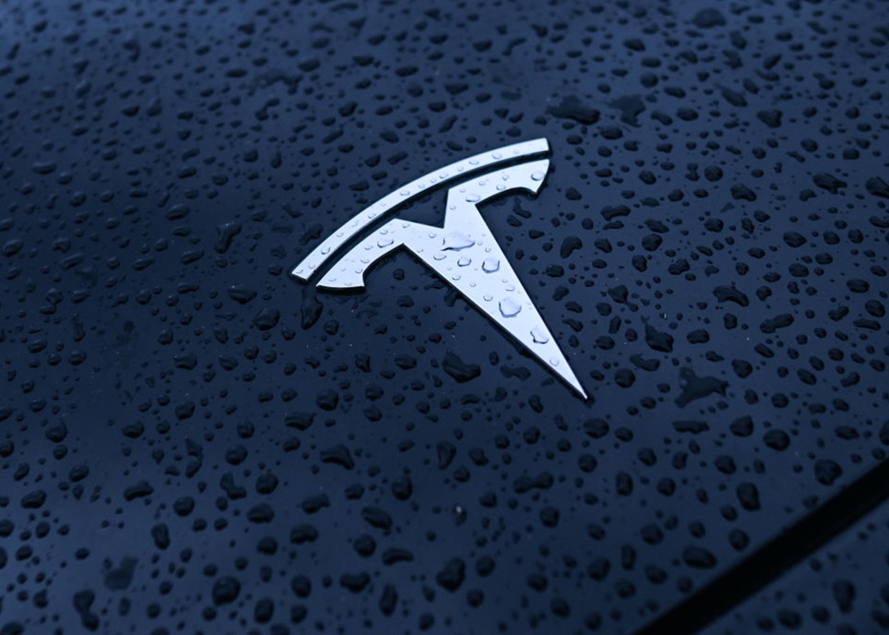 Tesla втратила половину продажів у Великобританії та Німеччині