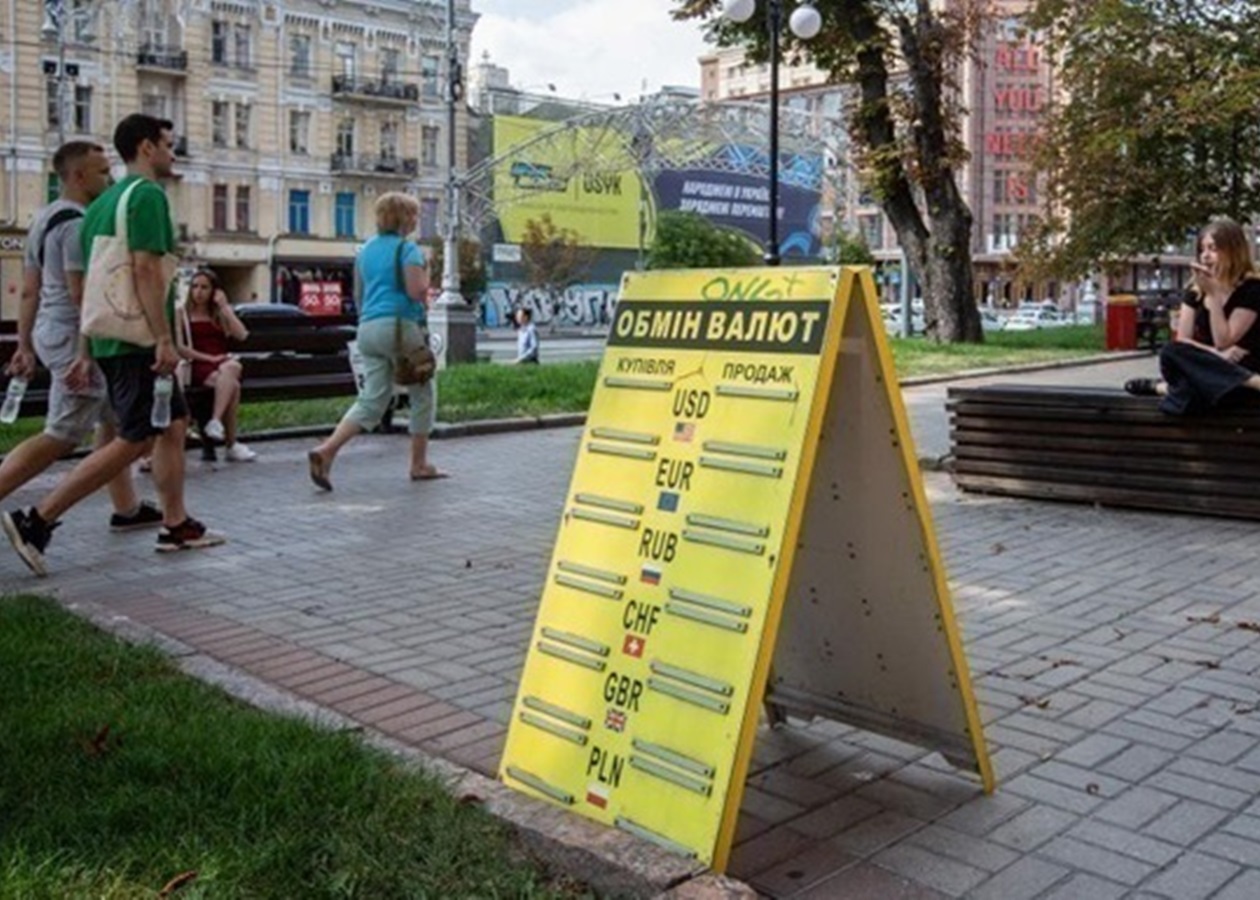 Долар впав ціною в обмінниках, євро зростає в ціні