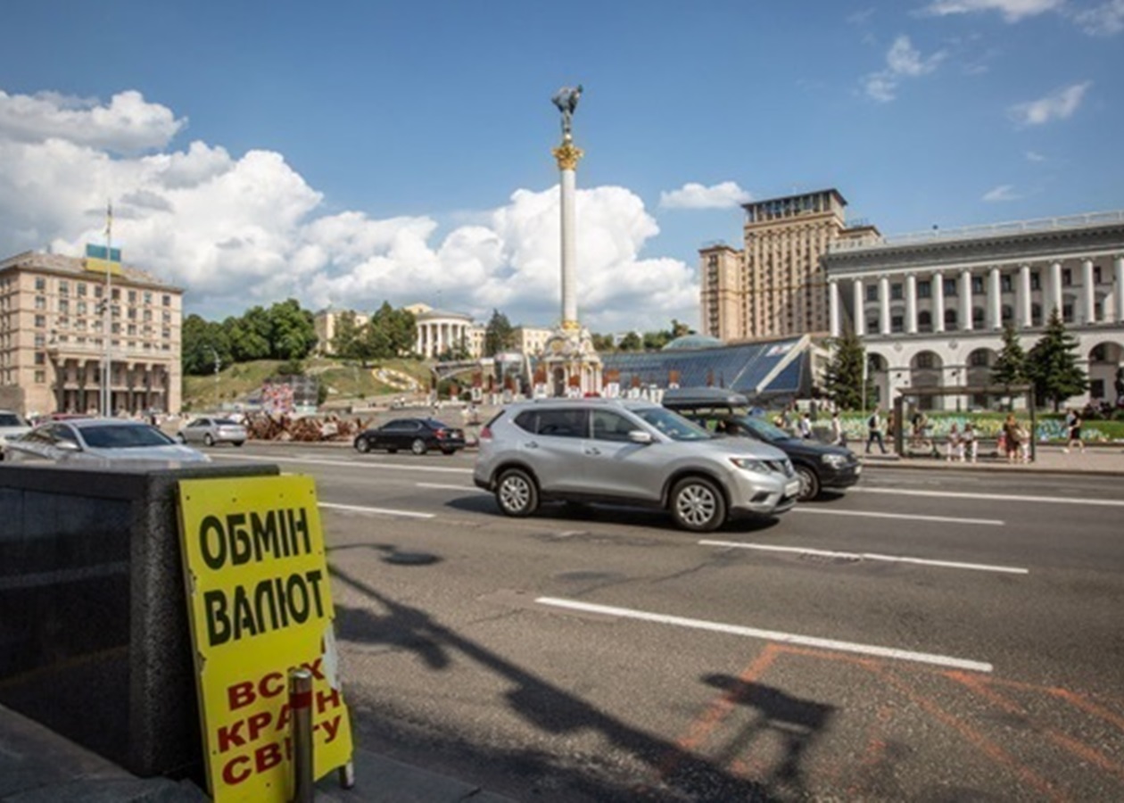 Рік долара продовжує скорочуватися в обмінниках